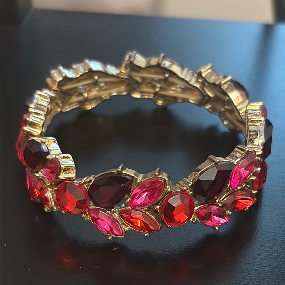 Vintage pink with reds stretch, bracelet, gold tone